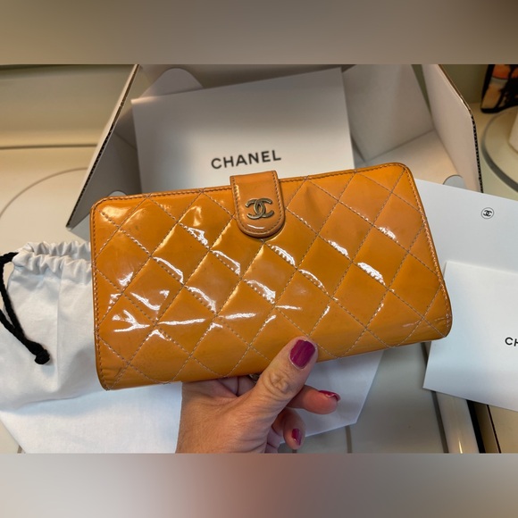 Chanel quilted Patent Leather Wallet & dust bag in Cream-cicle orange - Picture 1 of 16